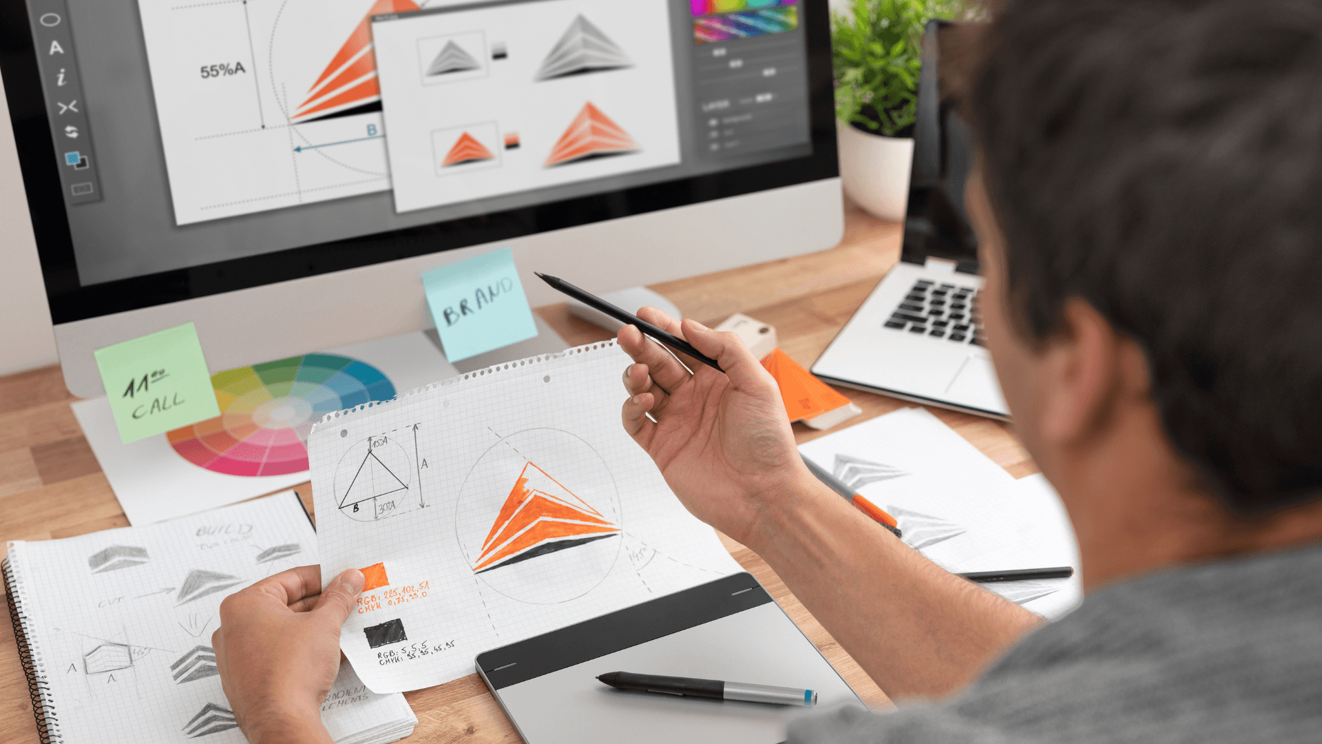 Persona revisando una landing page y métricas de conversión en un portátil
